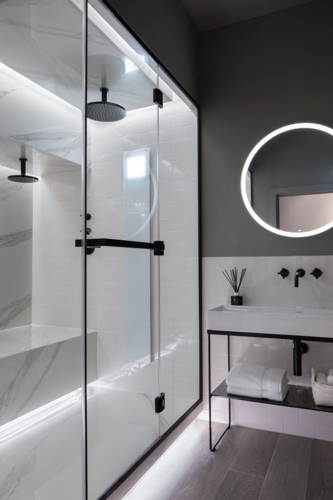 small bathroom design with reflective surfaces
