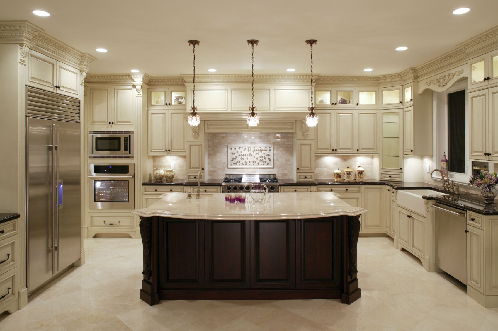 U-shaped luxurious large kitchen with pendant lights
