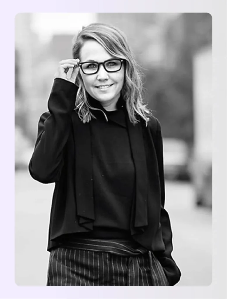 Sarah Kuchar standing in an urban settingย Sarah Kuchar standing in an urban settingย