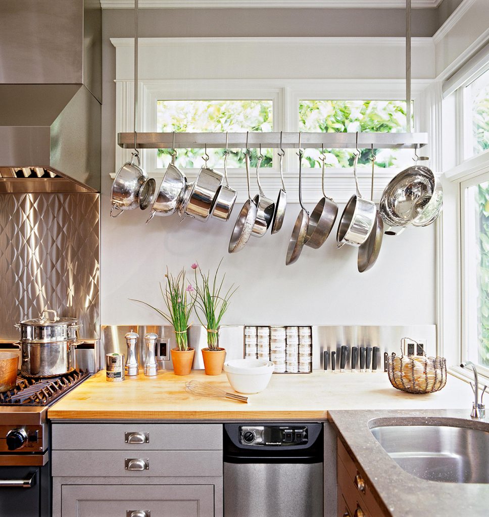 hanging pots - kitchen wall decor ideas