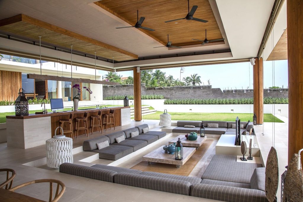 sunken living room indoor and outdoor connect