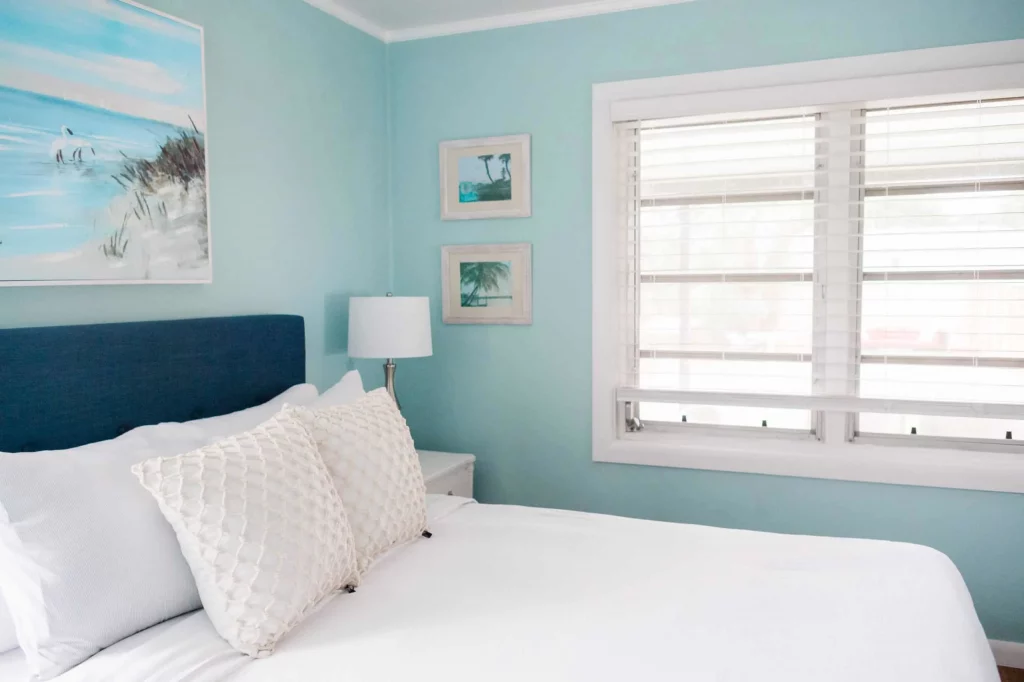 ideas de diseño de dormitorio principal - color del océano