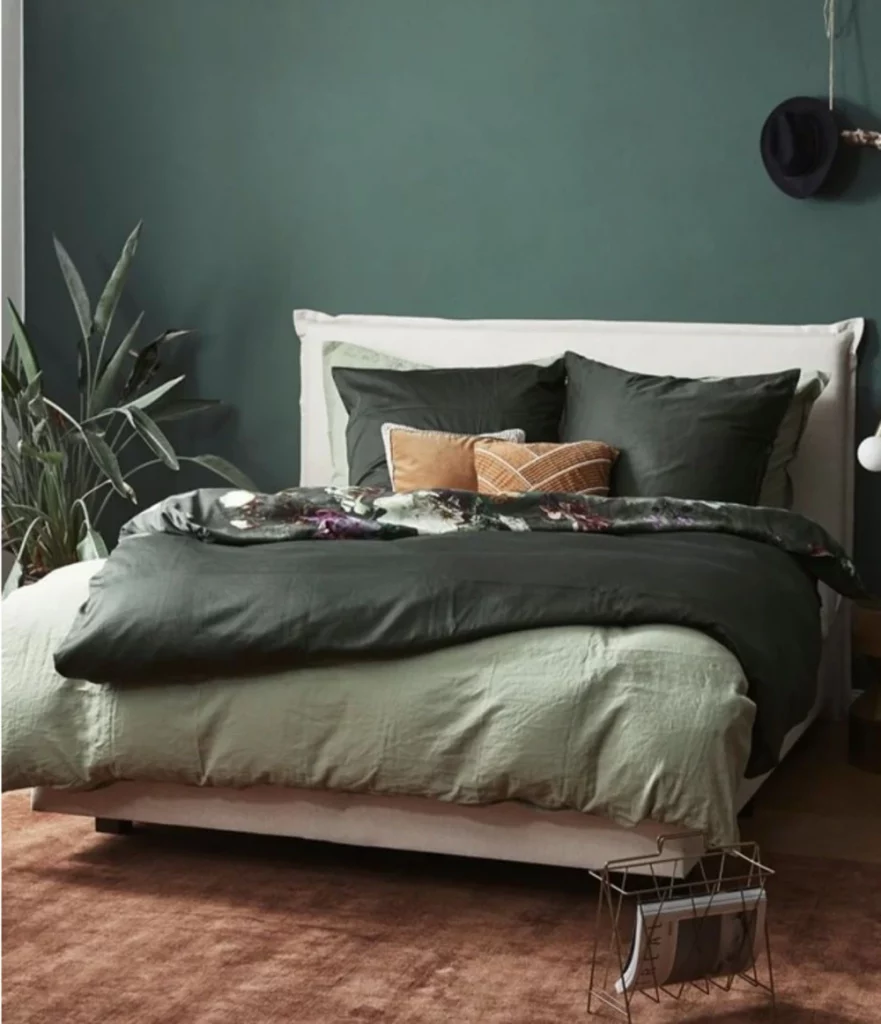 esquemas de color del dormitorio: verde musgo y blanco puro