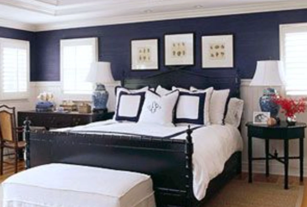 esquemas de color del dormitorio: azul tradicional y blanco nítido