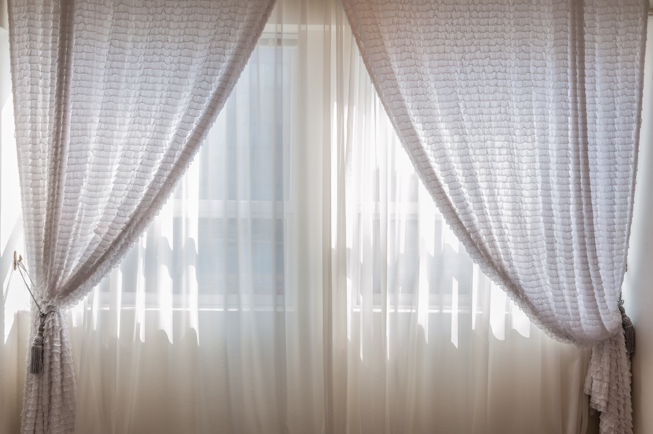 Any advice on how to achieve this curtains look on a bugdet? What creates  these folds?the track or the curtains itself? : r/InteriorDesign