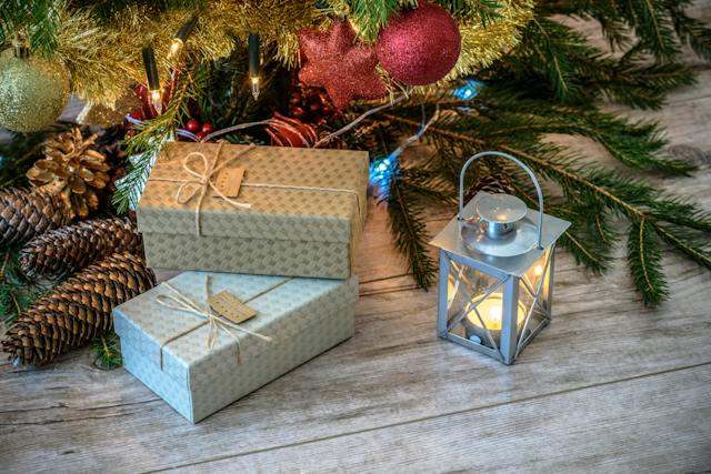 Christmas-Decoration-Ideas-Christmas-gifts-under-christmas-tree.