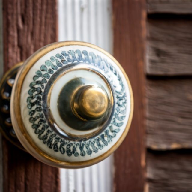Doorknob or door handle types: Ceramic or Porcelain Doorknob