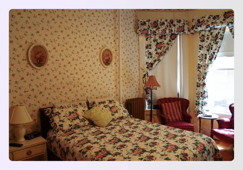 Traditional rustic farmhouse bedroom with floral wallpaper Traditional rustic farmhouse bedroom with floral wallpaper