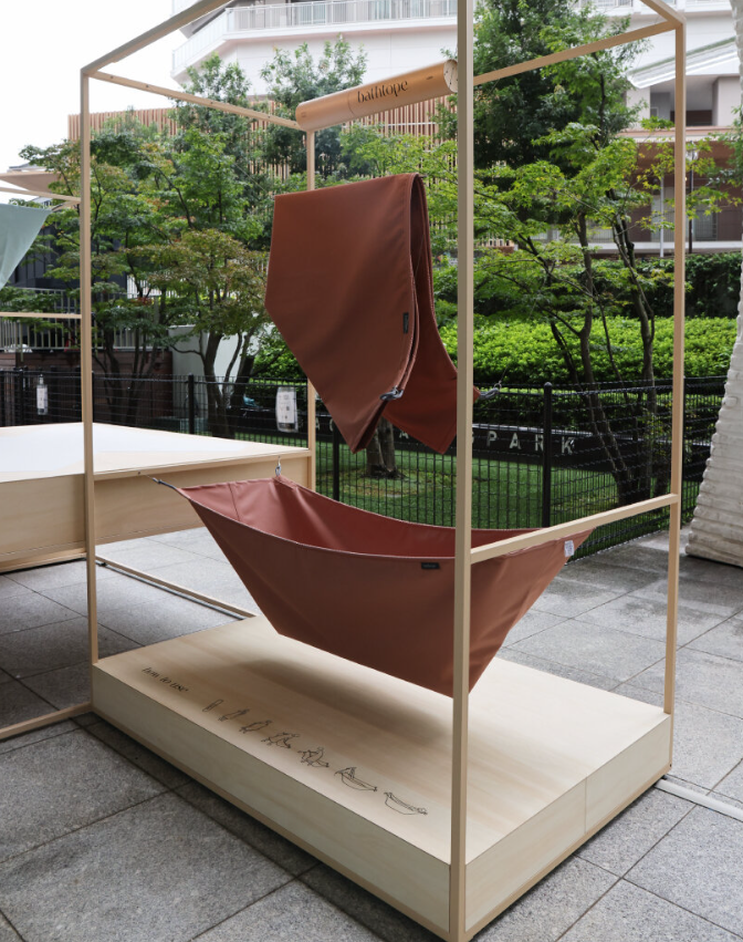 Bathrobe’s removable fabric bathtub
